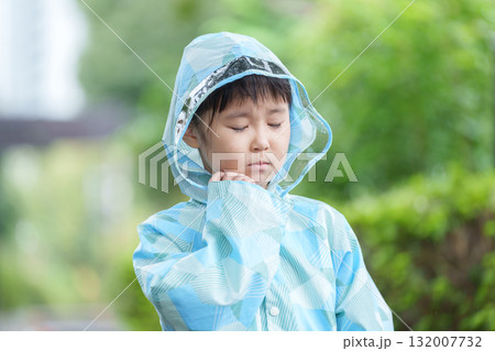 雨の日にレインコートを着ている子供 雨の日にレインコートを着ている子供 132007732