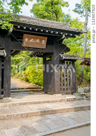 新緑の常寂光寺　山門　京都嵯峨小倉山小倉町（藤原定家の小倉山荘「時雨亭」の地） 132007920