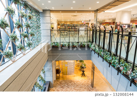 トリエ京王調布A館の本屋さんから階下を見下ろす 京王線調布駅 東京都調布市 トリエ京王調布A館の本屋さんから階下を見下ろす 京王線調布駅 東京都調布市 132008144