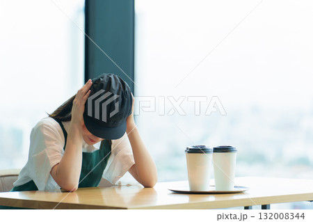 困った表情のカフェ店員　スタッフ　アルバイト 132008344