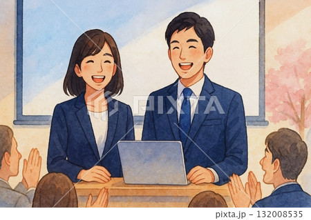 プレゼンテーションで笑顔を見せる若手社員 講演シーン プレゼンテーションで笑顔を見せる若手社員 講演シーン 132008535