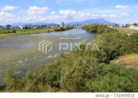 盛岡市内、南大橋から望む岩手山 132008818