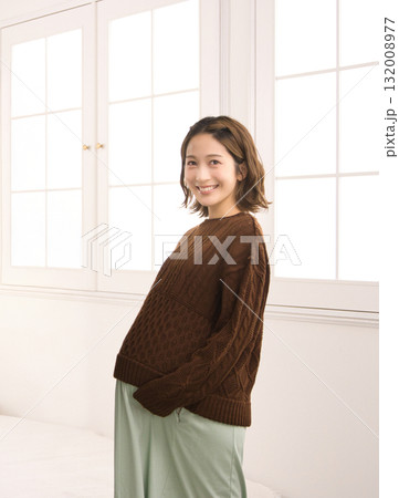 窓際に立つ妊婦 132008977
