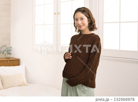 窓際に立つ妊婦 132008978