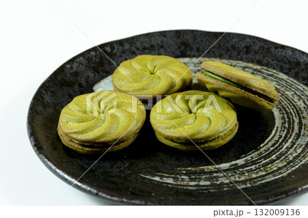 抹茶クリームをサンドしたクッキー 132009136