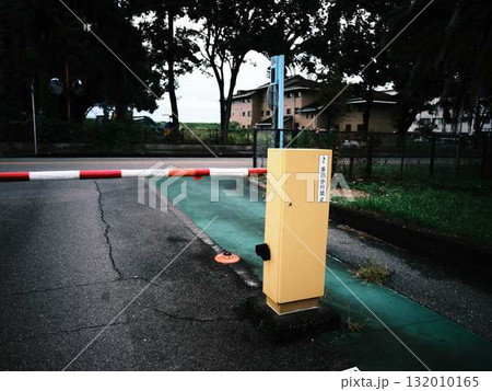 駐車場のゲート 132010165