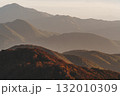 夕暮れ時の山 132010309