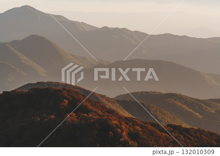 夕暮れ時の山 132010309