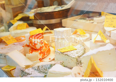 市場で見かけた山積みになったたくさんのチーズたち 市場で見かけた山積みになったたくさんのチーズたち 132010400