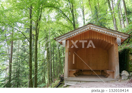 山奥のトレッキング中に設置されている風雨を凌ぐ小屋 山奥のトレッキング中に設置されている風雨を凌ぐ小屋 132010414
