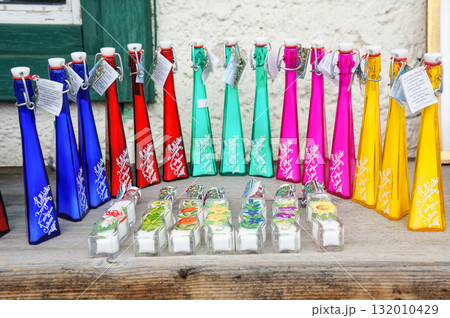 ハルシュタットで有名な岩塩をおしゃれなガラス容器に入れて販売している様子 ハルシュタットで有名な岩塩をおしゃれなガラス容器に入れて販売している様子 132010429