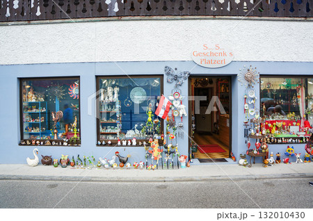 ハルシュタットの街中にあるかわいい外観のお土産屋 ハルシュタットの街中にあるかわいい外観のお土産屋 132010430