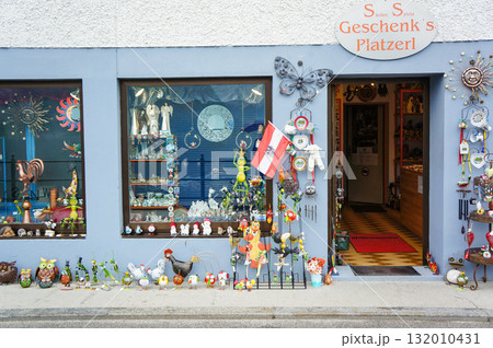 ハルシュタットの街中にあるかわいい外観のお土産屋 ハルシュタットの街中にあるかわいい外観のお土産屋 132010431