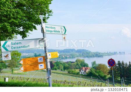 地面に斜めにささった標識が見える美しい自然の風景 地面に斜めにささった標識が見える美しい自然の風景 132010471