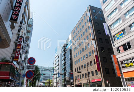 吉祥寺　色々なビルが立ち並ぶ　夏晴れの青空　東京都武蔵野市 132010632