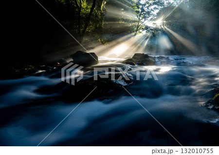 光さす菊池渓谷　熊本 132010755