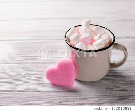 ハートとマグカップに入ったマシュマロ 132010951