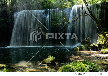 水のカーテンのように美しい鍋ケ滝 熊本小国市 水のカーテンのように美しい鍋ケ滝 熊本小国市 132011098