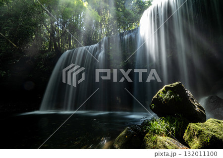 水のカーテンのように美しい鍋ケ滝　熊本小国市 132011100