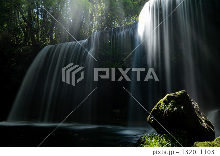 水のカーテンのように美しい鍋ケ滝 熊本小国市 水のカーテンのように美しい鍋ケ滝 熊本小国市 132011103