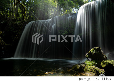 水のカーテンのように美しい鍋ケ滝 熊本小国市 水のカーテンのように美しい鍋ケ滝 熊本小国市 132011105