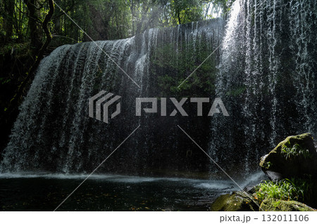 水のカーテンのように美しい鍋ケ滝　熊本小国市 132011106