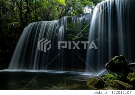 水のカーテンのように美しい鍋ケ滝 熊本小国市 水のカーテンのように美しい鍋ケ滝 熊本小国市 132011107