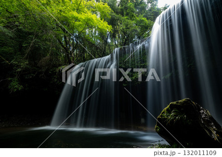 水のカーテンのように美しい鍋ケ滝 熊本小国市 水のカーテンのように美しい鍋ケ滝 熊本小国市 132011109