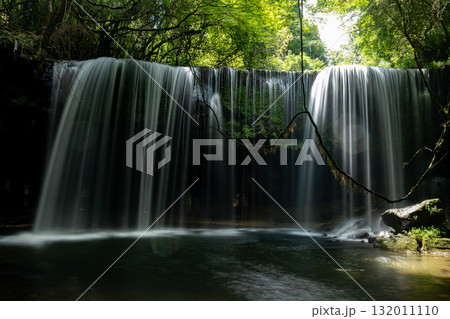 水のカーテンのように美しい鍋ケ滝 熊本小国市 水のカーテンのように美しい鍋ケ滝 熊本小国市 132011110