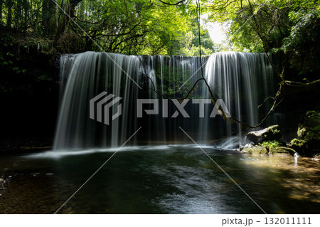 水のカーテンのように美しい鍋ケ滝　熊本小国市 132011111