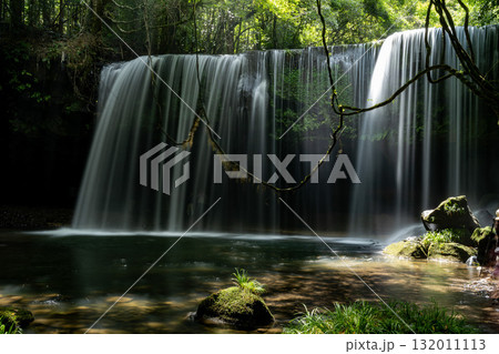 水のカーテンのように美しい鍋ケ滝　熊本小国市 132011113