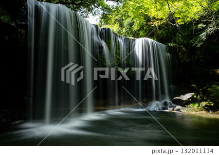 水のカーテンのように美しい鍋ケ滝　熊本小国市 132011114