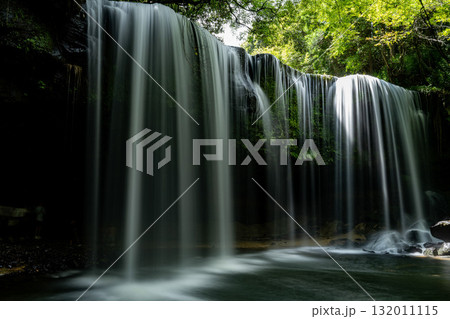 水のカーテンのように美しい鍋ケ滝 熊本小国市 水のカーテンのように美しい鍋ケ滝 熊本小国市 132011115
