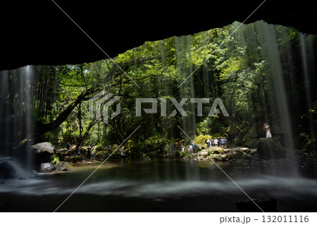 水のカーテンのように美しい鍋ケ滝 熊本小国市 水のカーテンのように美しい鍋ケ滝 熊本小国市 132011116