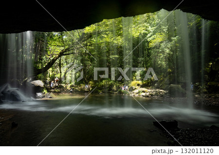 水のカーテンのように美しい鍋ケ滝 熊本小国市 水のカーテンのように美しい鍋ケ滝 熊本小国市 132011120