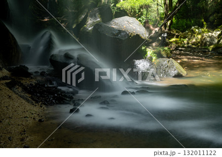 水のカーテンのように美しい鍋ケ滝　熊本小国市 132011122