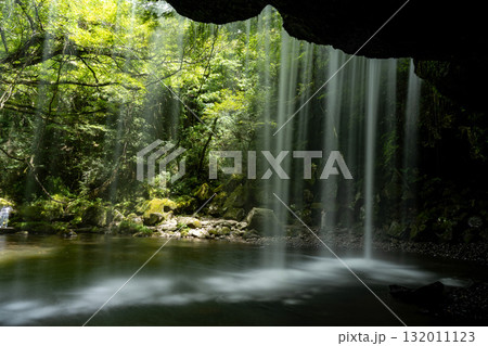 水のカーテンのように美しい鍋ケ滝 熊本小国市 水のカーテンのように美しい鍋ケ滝 熊本小国市 132011123