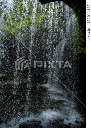 水のカーテンのように美しい鍋ケ滝 熊本小国市 水のカーテンのように美しい鍋ケ滝 熊本小国市 132011127