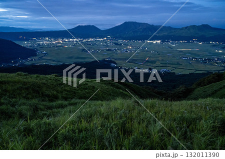 大観峰から眺める田園地帯の広がる阿蘇 熊本 大観峰から眺める田園地帯の広がる阿蘇 熊本 132011390