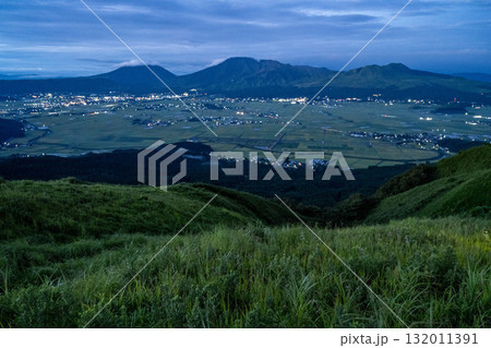 大観峰から眺める田園地帯の広がる阿蘇　熊本 132011391