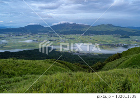 大観峰から眺める田園地帯の広がる阿蘇　熊本 132011539