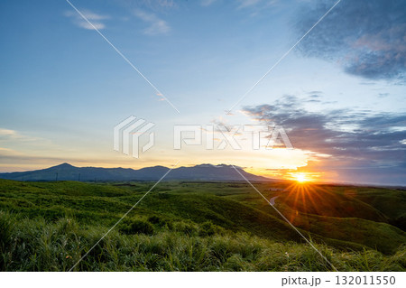 大観峰から眺める田園地帯の広がる阿蘇　熊本 132011550