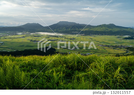大観峰から眺める田園地帯の広がる阿蘇　熊本 132011557