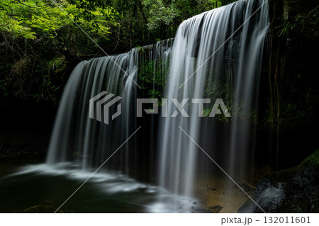 水のカーテンのように美しい鍋ヶ滝 熊本 水のカーテンのように美しい鍋ヶ滝 熊本 132011601