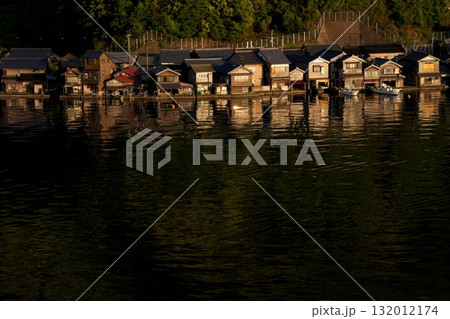 夕陽に染まる静かな水辺 132012174