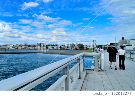 江の島弁天橋からの江の島 相模湾 132012277