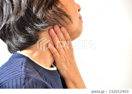 首周りを気にするシニア女性 首周りを気にするシニア女性 132012403