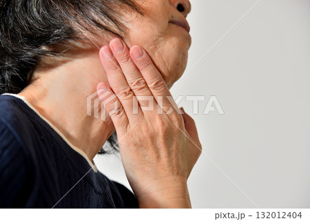首周りを気にするシニア女性 132012404