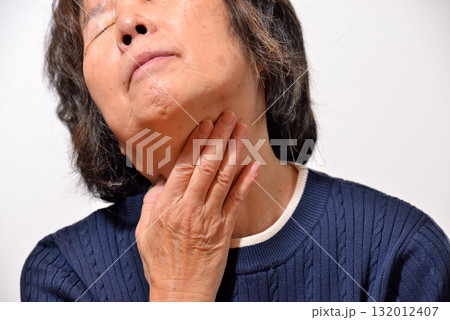 首周りを気にするシニア女性 首周りを気にするシニア女性 132012407