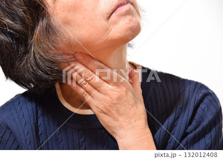 首周りを気にするシニア女性 132012408